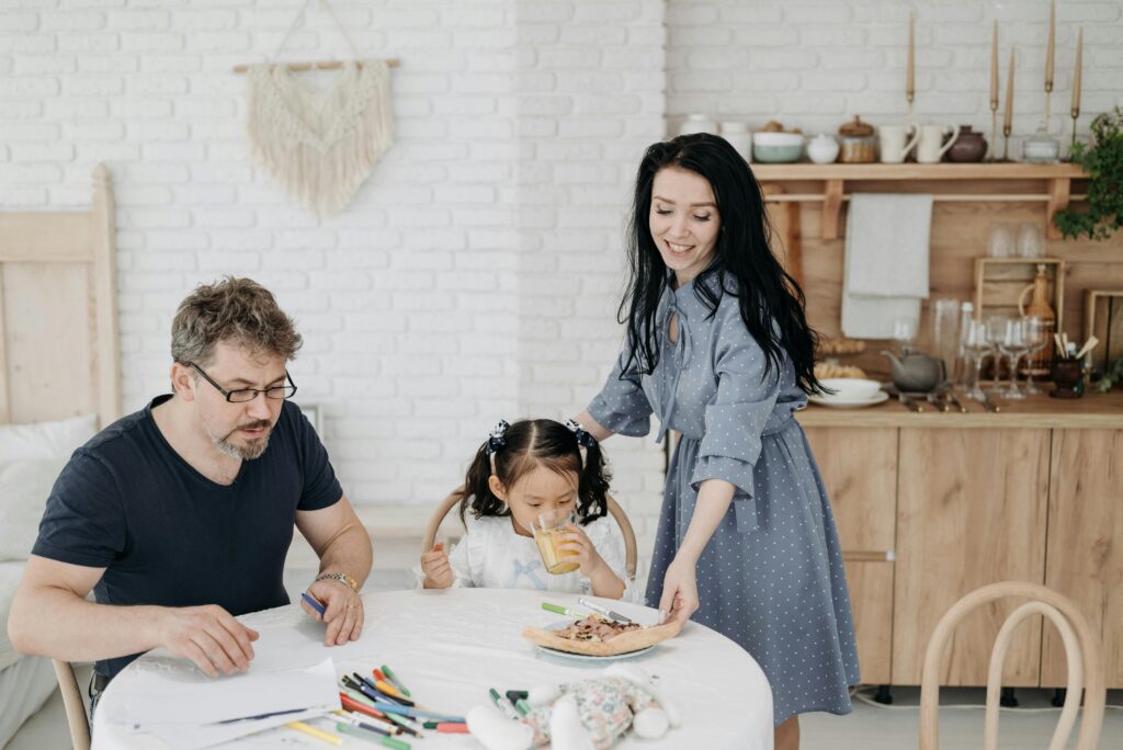 adopciones en Chile Familia de 3 personas desayunando 