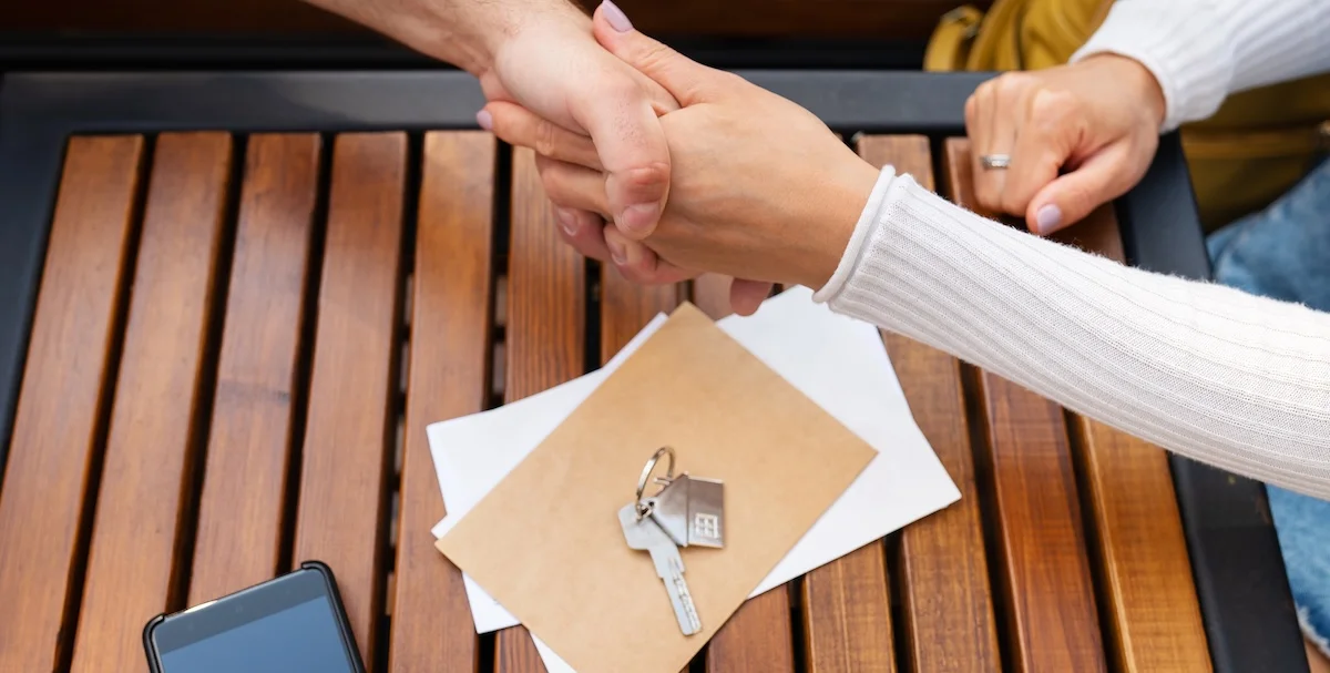 Personas que se dan la mano. Contrato de arriendo en UF: ¿Es legal en Chile?