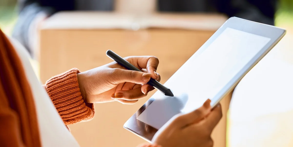 Qué es un crédito mutuo mujer firmando en tablet