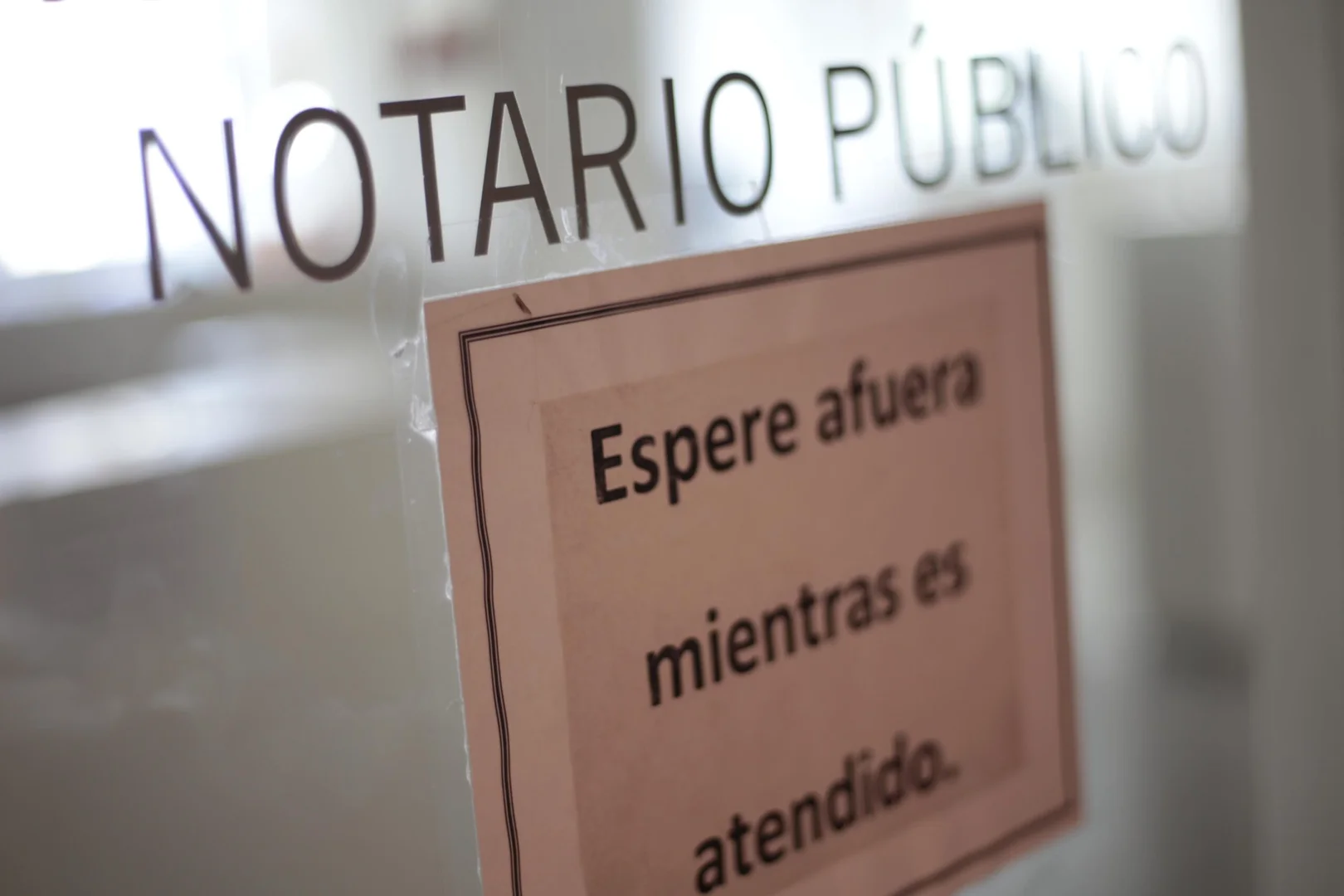 la firma sobre papel