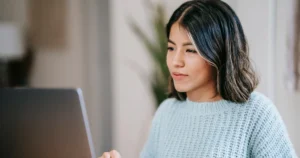 Mujer joven trabaja en su notebook en casa