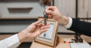 Una persona entrega las llaves de un inmueble a otra