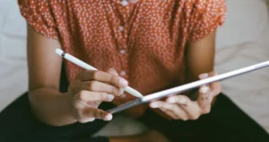 Persona escribe con un lápiz digital en una tablet